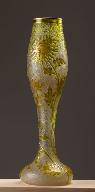 null VAL SAINT LAMBERT.
Crystal vase with decoration of flowers on frosted bottom.
Signed,...