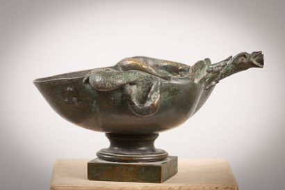 null Bronze cup with antique patina, the handles formed of snakes.
19th century.
H_9...