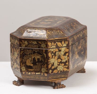 null CHINA, Canton.
Tea box in gold lacquer on black background.
19th century.
H_12,5...