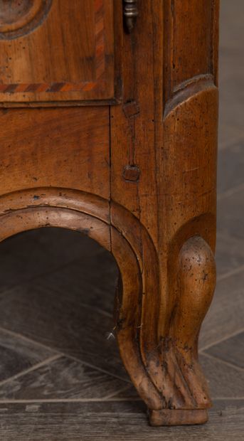 null Vaisselier in molded and carved walnut, opening with leaves and drawers in the...