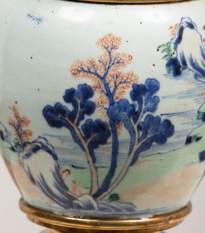 null CHINE.
Pot à gingembre en porcelaine à décor polychrome de paysage.
XVIIIème...