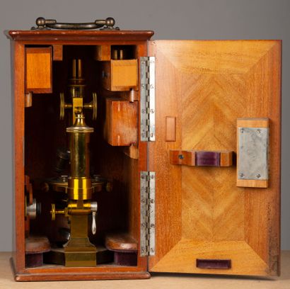 null Ernst LEITZ in WETZLAR and NEW YORK.
Microscope, in its original case, with...