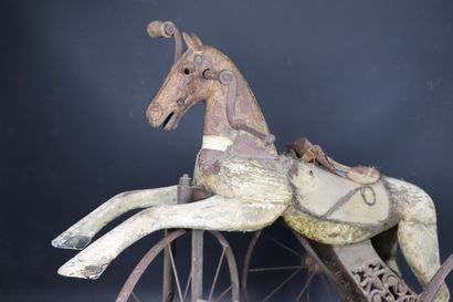 null Tricycle en forme de cheval, en bois, fonte et roues en métal.
Époque Napoléon...
