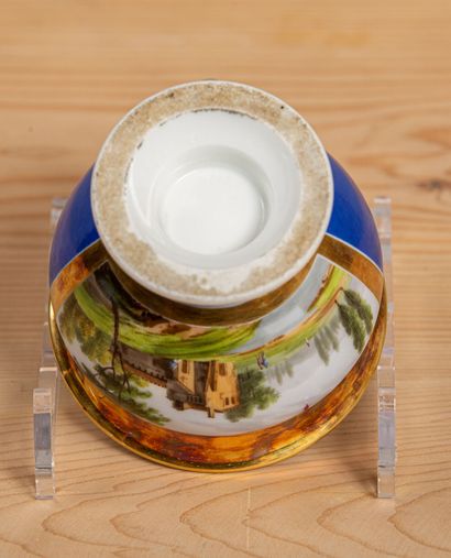 null PARIS
Tasse à chocolat et sa sous-tasse en porcelaine à décor de paysages.,...