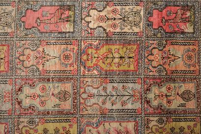 null HEREKE.
Silk carpet with animals and birds in cartouches.
H_189 cm L_125 cm...