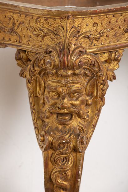 null Belle console en bois mouluré, sculpté et doré. 
La ceinture ornée d'un masque...