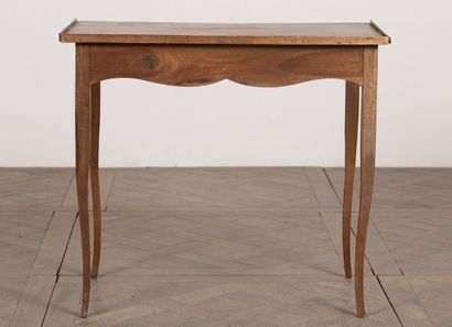 null Molded wood writing table, opening with a drawer.
18th century.
H_73 cm W_81...