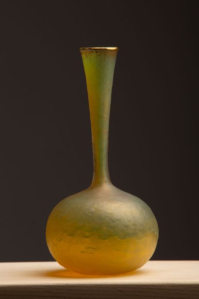 null DAUM Nancy.
Soliflore vase with high neck, in yellow glass slightly iridescent...