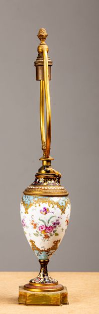 null Porcelain lamp stand, champlevé enamels and onyx.
End of the XIXth century.
H_43...