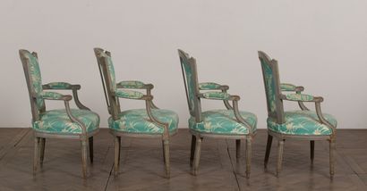 null Suite de quatre fauteuils en bois mouluré et sculpté, laqué.
Epoque Louis XVI.
Variante...