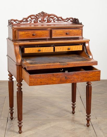null Happiness desk in mahogany.
The legs turned, a flap.
Louis-Philippe period.
H_117...