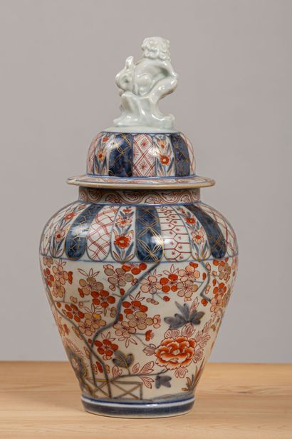 null JAPAN.
Porcelain covered vase, the catch formed of a feline.
XVIIIth century.
H_37...