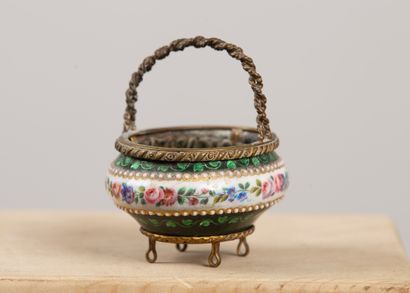null House TAHAN in Paris.
Needle basket in enamelled metal.
Signed with a label...