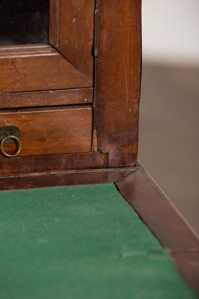 null Small happiness desk in mahogany and mahogany veneer.
Beginning of the XIXth...