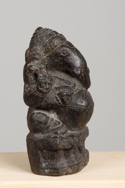 null INDIA.
Ganesh in black volcanic stone.
XVII or XVIIIth century.
H_14 cm L_10...