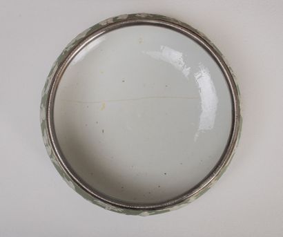 null WEDGWOOD.
Saladier et couverts à salade en biscuit sur fond vert.
H_9 cm D_24...