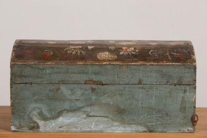 null Norman wedding chest in painted wood.
Normandy, early 19th century.
H_30 cm...