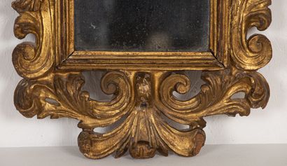 null Gilded wood mirror.
Italy, 18th century.
H_63,5 cm L_43 cm.