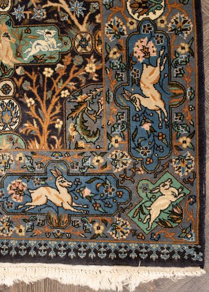 null IRAN.
Tapis à décor d'animaux blancs sur fond bleu. 
L_210 cm l_140 cm 