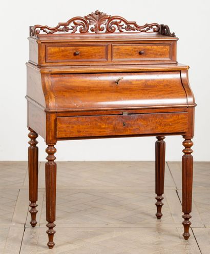 null Happiness desk in mahogany.
The legs turned, a flap.
Louis-Philippe period.
H_117...