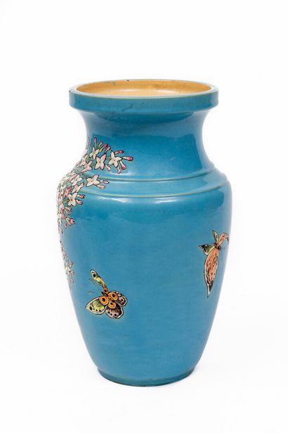 null LONGWY, Eugene COLLINOT (1824-1889).
Vase balustre turquoise en faïence et émaux...