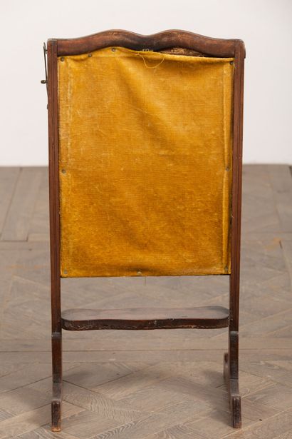 null Devant de feu formant meuble à ouvrages.
XVIIIème siècle.
H_82,5 cm L_41 cm...
