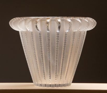 null LALIQUE France.
Vase en verre moulé pressé satiné, modèle "Royat".
Modèle créé...