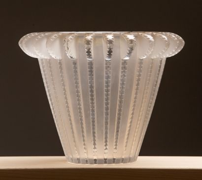 null LALIQUE France.
Vase out of satin-finish pressed molded glass, model "Royat".
Model...