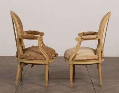 null Pair of armchairs in molded and carved wood, beige relacquered.
Louis XVI period.
H_90...