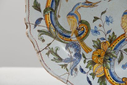 null MOULINS.
Earthenware plate with polychrome decoration of two birds, in a rocaille.
XVIIIth...