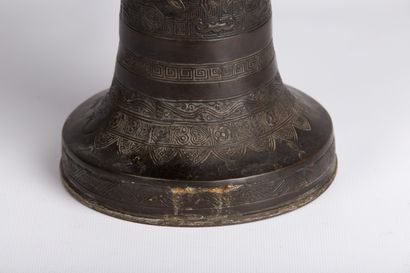 null CHINA, Qing dynasty (1644-1911).
Bronze vase with brown patina of archaic form...