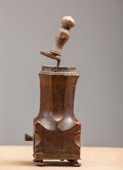 null Coffee mill in walnut and wrought iron.
Louis XIV period.
H_24 cm W_16 cm D_8,5...