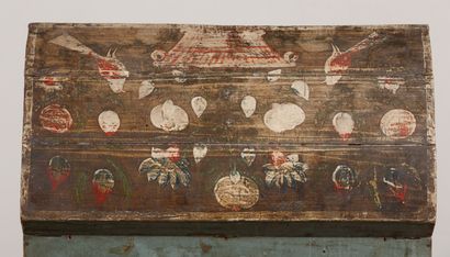 null Norman wedding chest in painted wood.
Normandy, early 19th century.
H_30 cm...