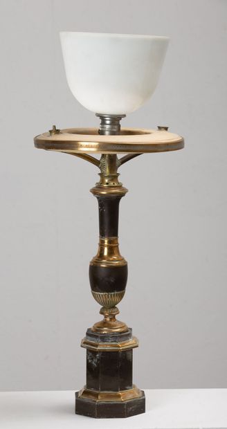 null Lampe en tôle et laiton, anciennement à globe d'opaline.
XIXème siècle.
H_68.5...