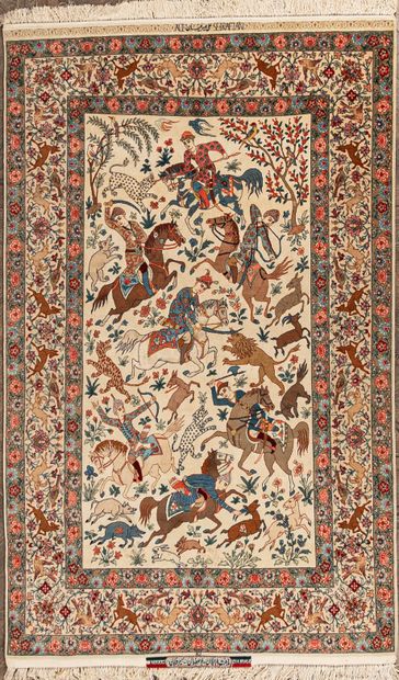 null ISPAHAN. 
Carpet with decoration of riders. 
L_230 cm l_151 cm 
