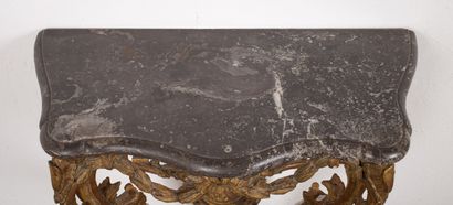 null Carved and gilded wood console, friezes of Greek openwork on the belt, laurel...
