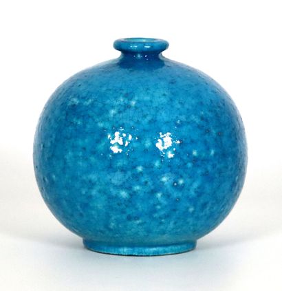 null Edmond LACHENAL (1855-1948).
Vase boule en grès émaillé bleu craquelé. 
Signé...