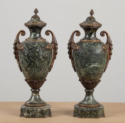null Paire de vases en marbre vert, les montures en bronze doré.
Style Louis XVI,...
