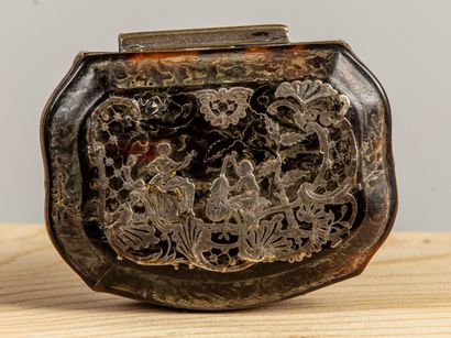 null Snuff box in tortoise shell, the lid decorated with two musicians, in a frame...