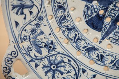 null DELFT.
Large dish drainer with handles in earthenware, decoration in blue monochrome.
It...