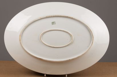 null LIMOGES;
Paire de plats ovales en porcelaine à décor polychrome et or de natures...