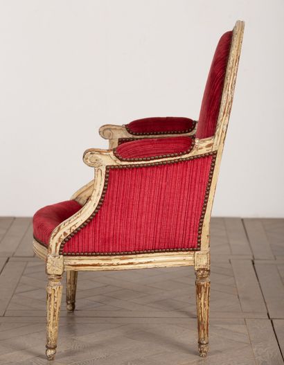 null White lacquered and molded wood bergère.
Louis XVI period.
Red velvet upholstery.
H_92...