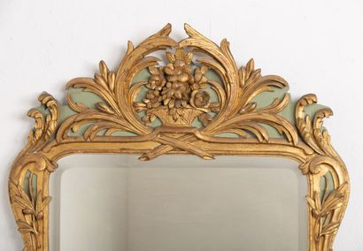 null Large carved wood mirror, green lacquered and gilded
18th century.
H_129,5 cm...