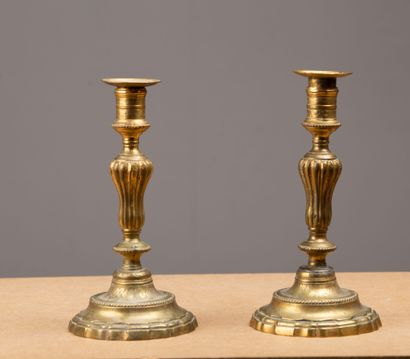 null Paire de bougeoirs en bronze doré.
XVIIIème siècle. 
H_25 cm D_12,6 cm.