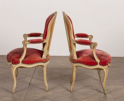 null Pair of cabriolets armchairs in molded and carved lacquered wood.
Louis XV period.
Red...