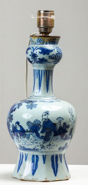 null DELFT.
Earthenware vase with decoration in blue monochrome of Chinese.
XVIIth...