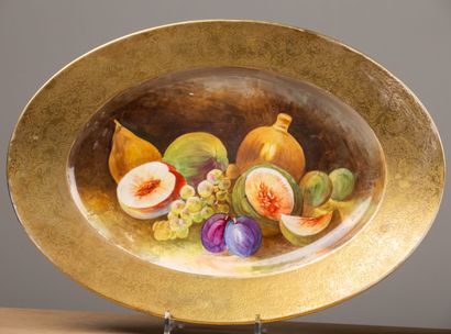 null LIMOGES;
Paire de plats ovales en porcelaine à décor polychrome et or de natures...
