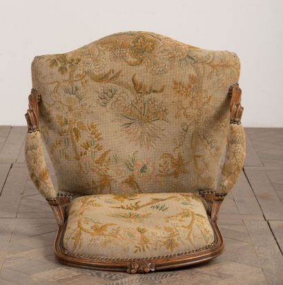 null Armchair with flat back in molded and carved wood.
Louis XV period.
Tapestry...