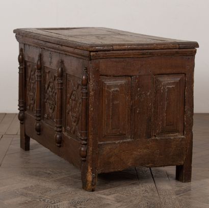 null Molded and carved oak chest.
XVIIth century.
H_73 cm W_119 cm D_60,5 cm. 
