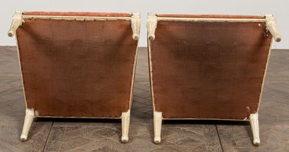 null Pair of bergères with flat back in molded and carved wood, white relacquered.
Partly...